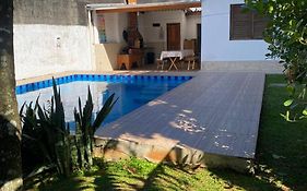 Quartos com ar-condicionado e piscina de 30 mil litros, a apenas 5 minutos da praia